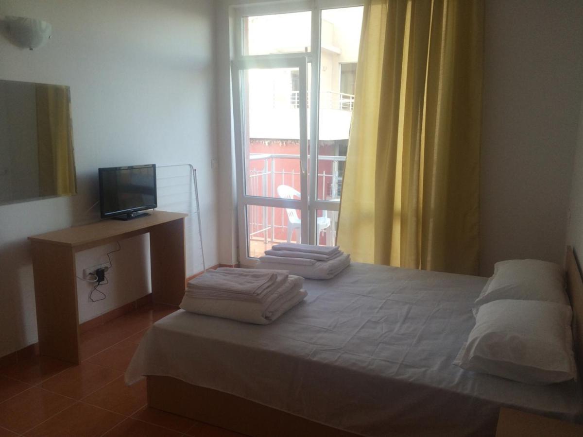 Guest Rooms Venera Primorsko Bagian luar foto