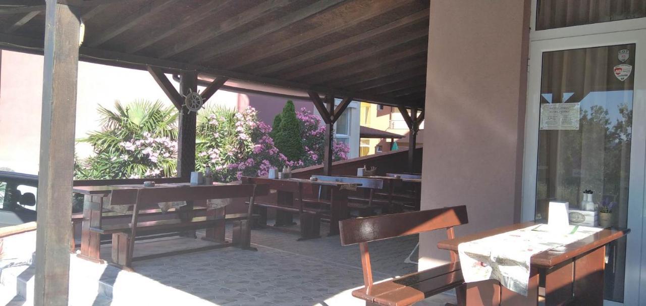 Guest Rooms Venera Primorsko Bagian luar foto