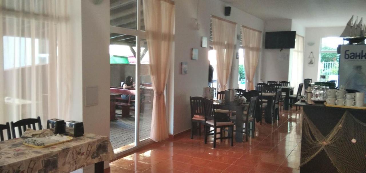 Guest Rooms Venera Primorsko Bagian luar foto